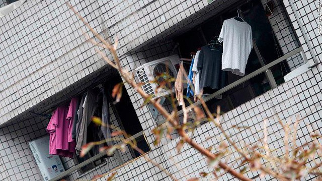 Hình ảnh kinh hoàng về tòa chung cư bị quật ngã vì động đất ở Đài Loan, nơi hàng chục người mắc kẹt